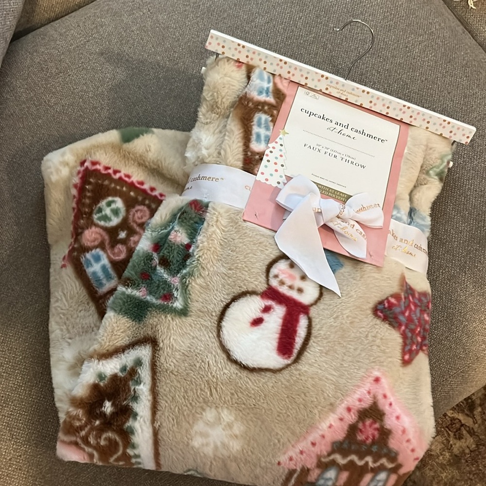 VIRAL Cupcakes & Cashmere Gingerbread House Blanket